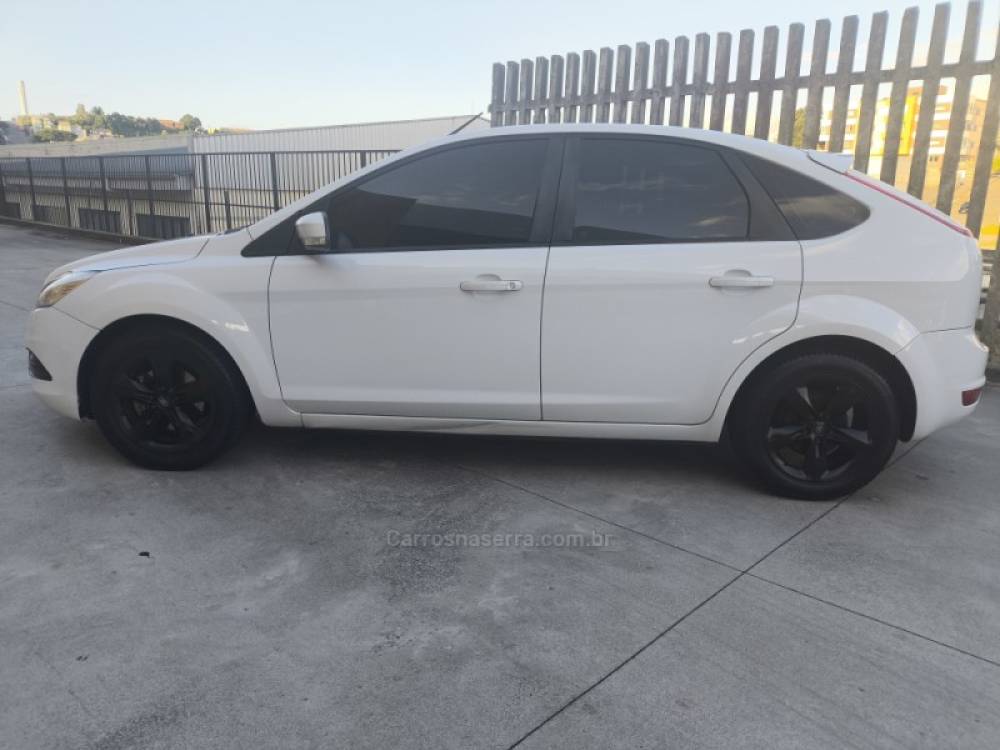 FORD - FOCUS - 2011/2012 - Branca - R$ 41.800,00