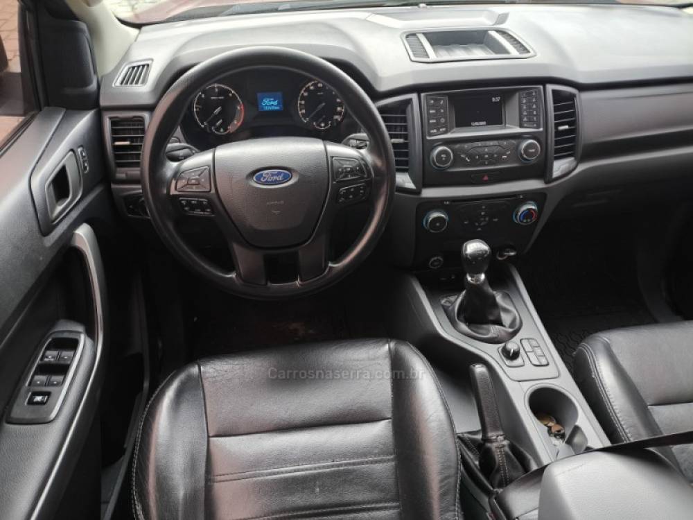 FORD - RANGER - 2016/2017 - Vermelha - R$ 109.800,00