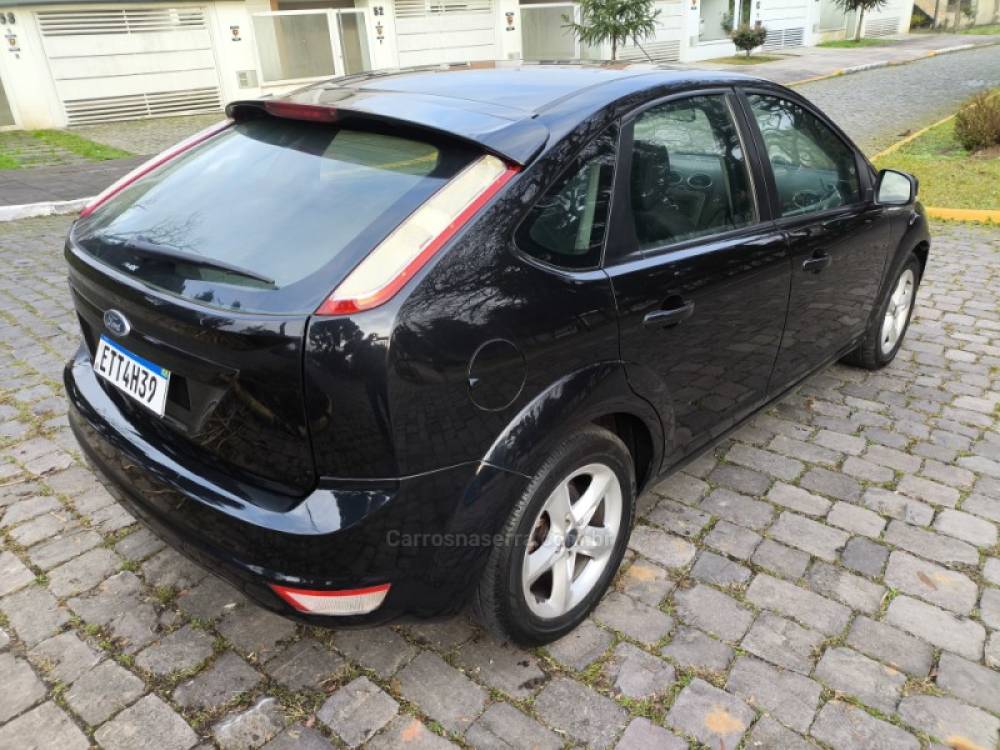 FORD - FOCUS - 2010/2011 - Preta - R$ 38.800,00