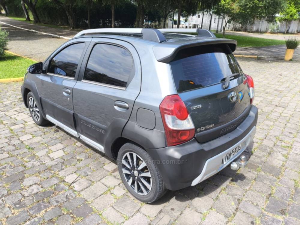 TOYOTA - ETIOS - 2014/2015 - Cinza - R$ 42.800,00