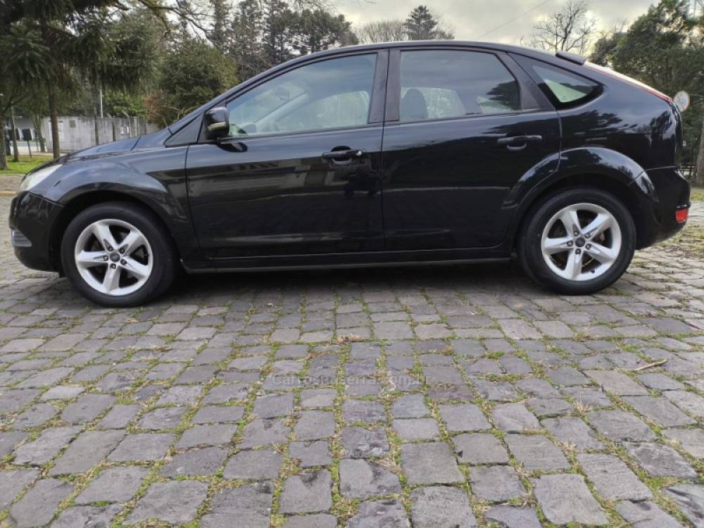 FORD - FOCUS - 2010/2011 - Preta - R$ 38.800,00