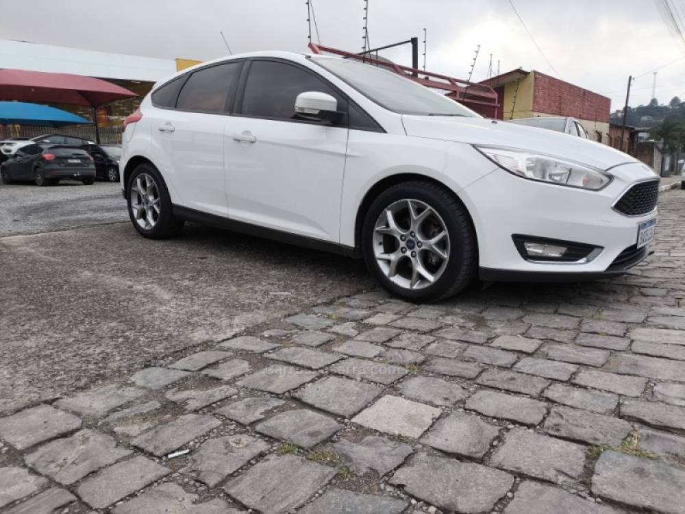 FORD - FOCUS - 2015/2016 - Branca - R$ 57.000,00