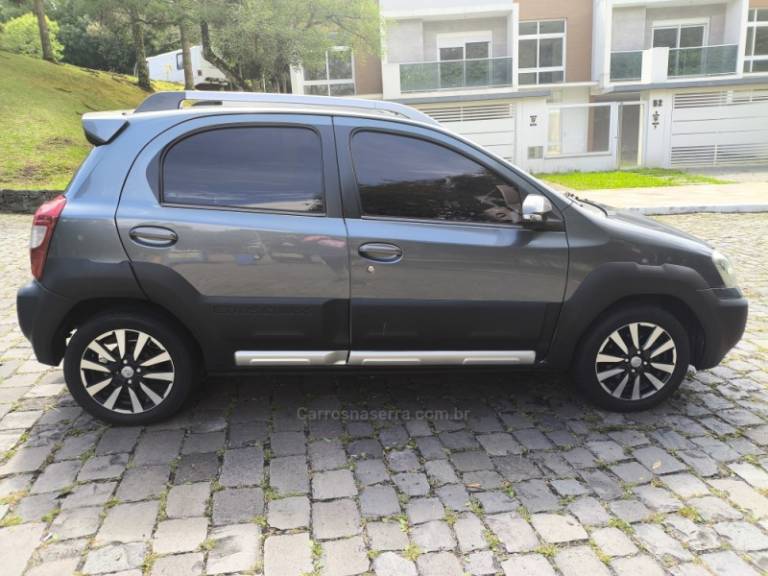 TOYOTA - ETIOS - 2014/2015 - Cinza - R$ 42.800,00