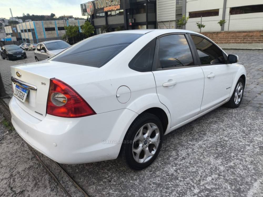 FORD - FOCUS - 2011/2012 - Branca - R$ 41.800,00