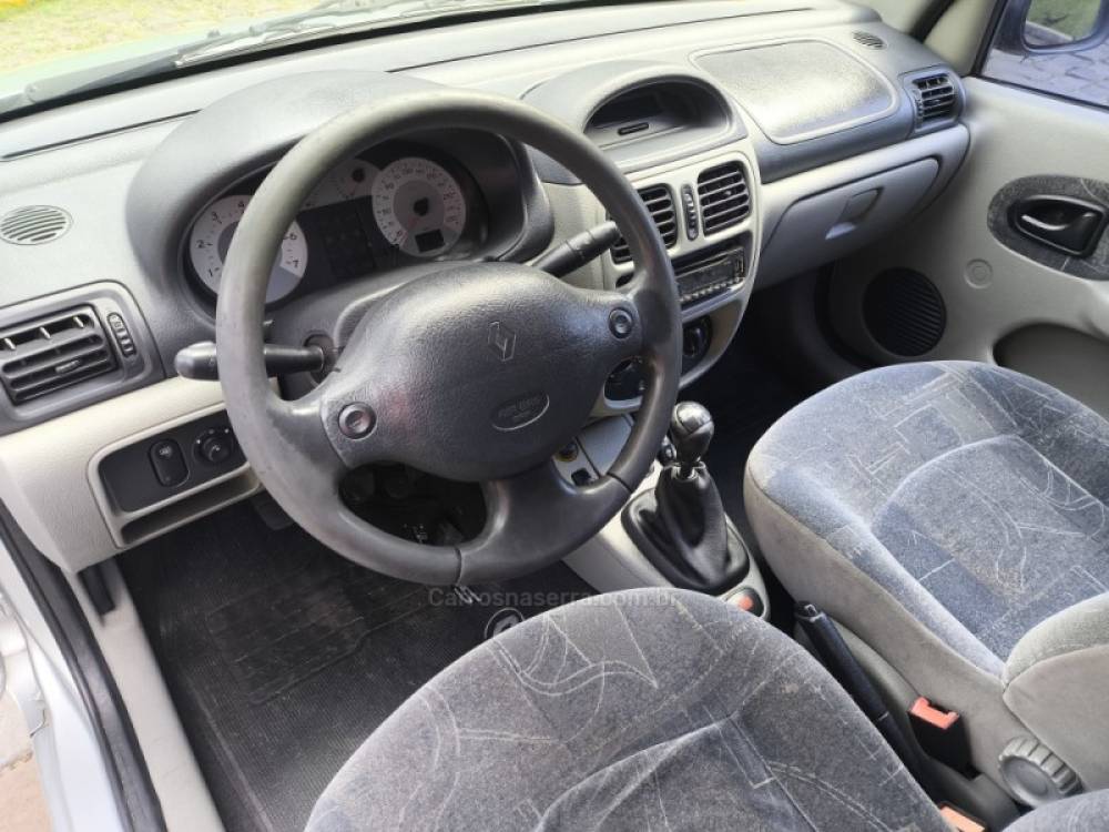 RENAULT - CLIO - 2004/2005 - Prata - R$ 14.800,00