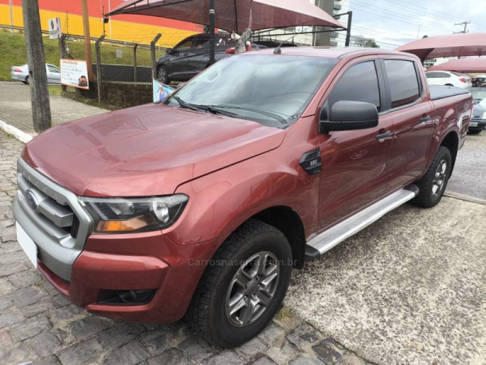 FORD - RANGER - 2016/2017 - Vermelha - R$ 109.800,00