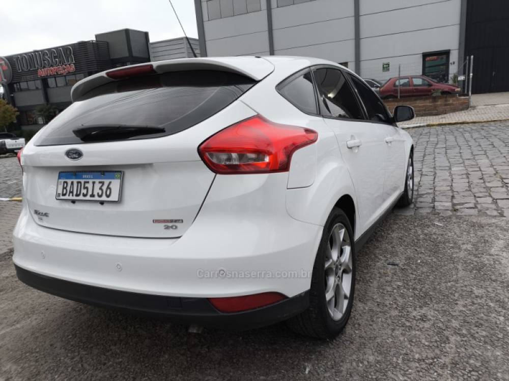 FORD - FOCUS - 2015/2016 - Branca - R$ 57.000,00