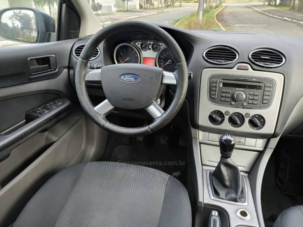 FORD - FOCUS - 2010/2011 - Preta - R$ 38.800,00