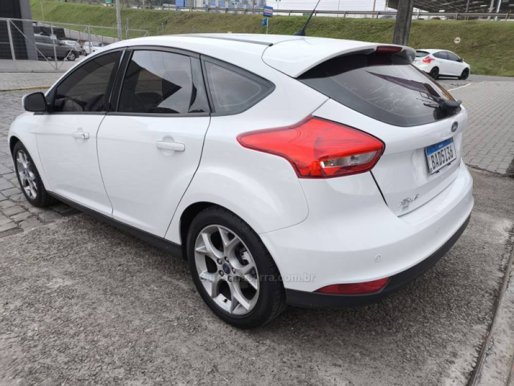 FORD - FOCUS - 2015/2016 - Branca - R$ 57.000,00