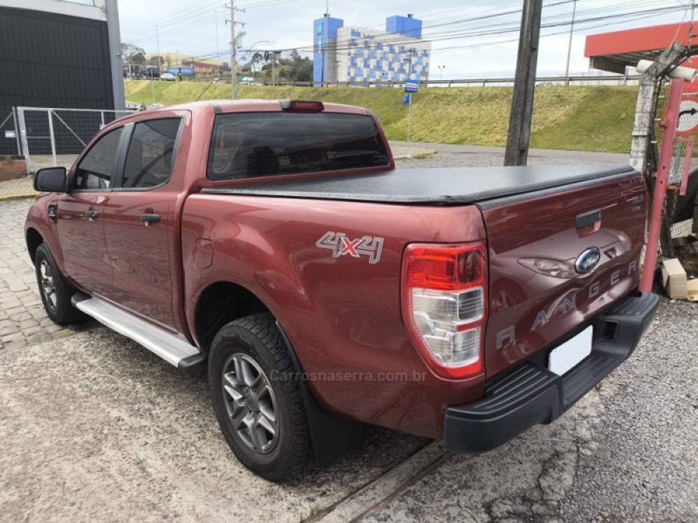 FORD - RANGER - 2016/2017 - Vermelha - R$ 109.800,00
