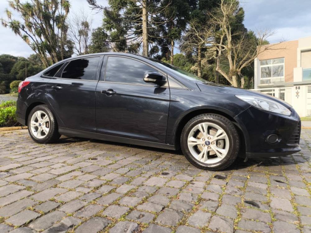 FORD - FOCUS - 2013/2014 - Preta - R$ 46.800,00