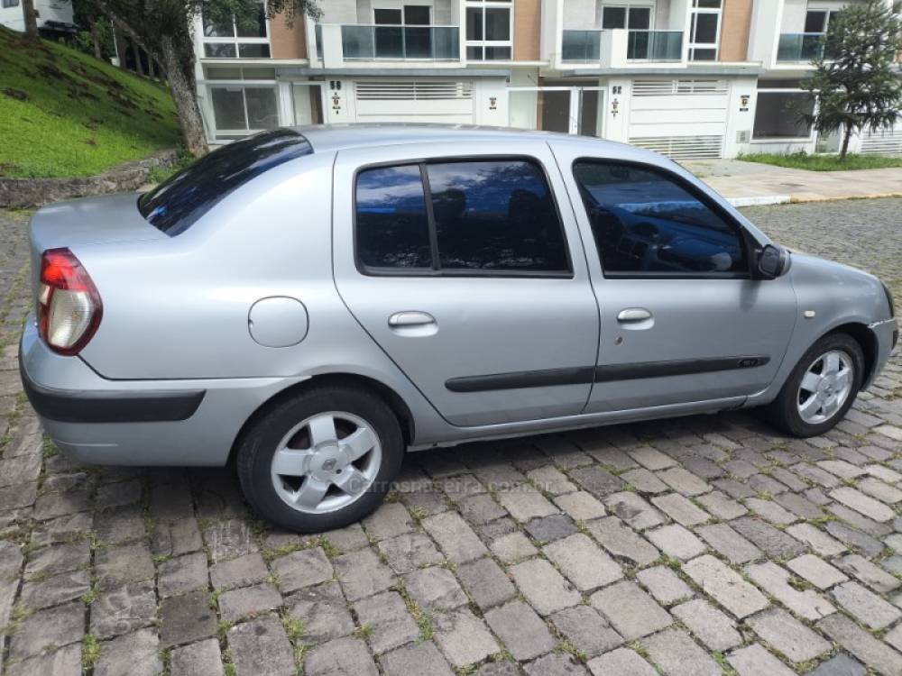 RENAULT - CLIO - 2004/2005 - Prata - R$ 14.800,00