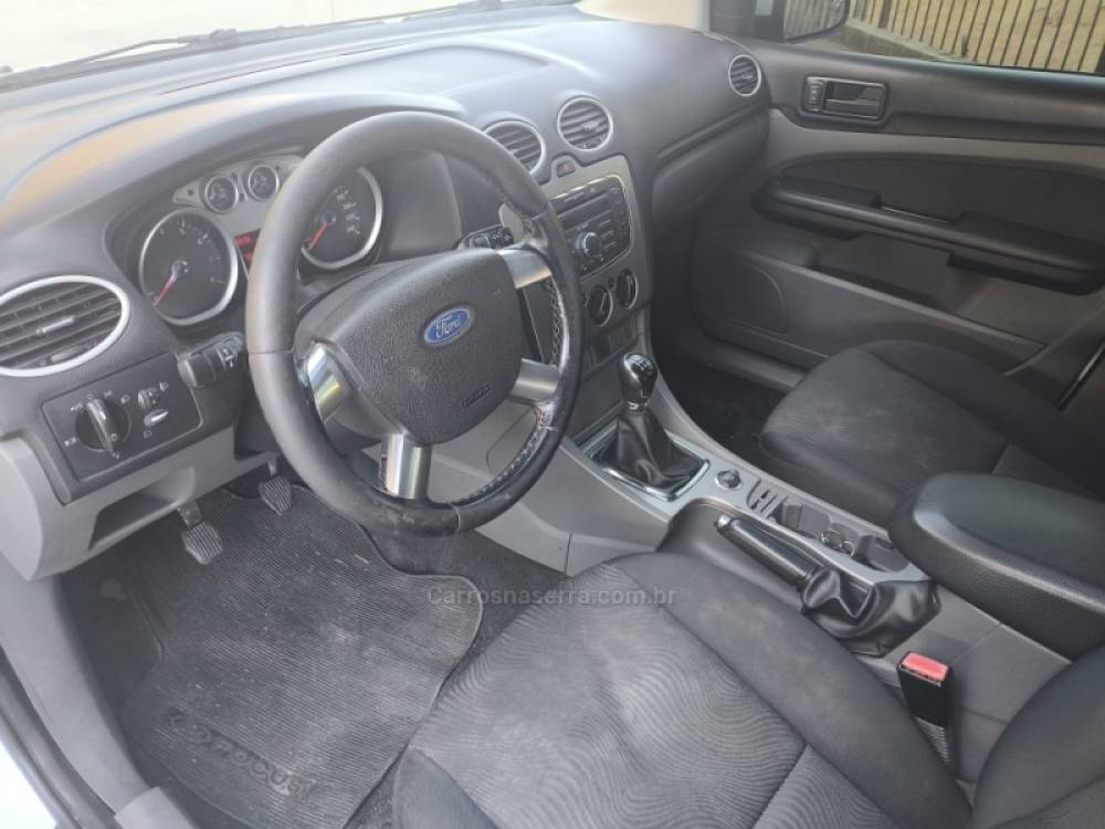 FORD - FOCUS - 2011/2012 - Branca - R$ 41.800,00