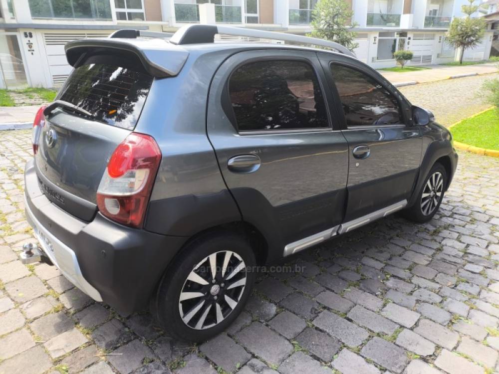 TOYOTA - ETIOS - 2014/2015 - Cinza - R$ 42.800,00
