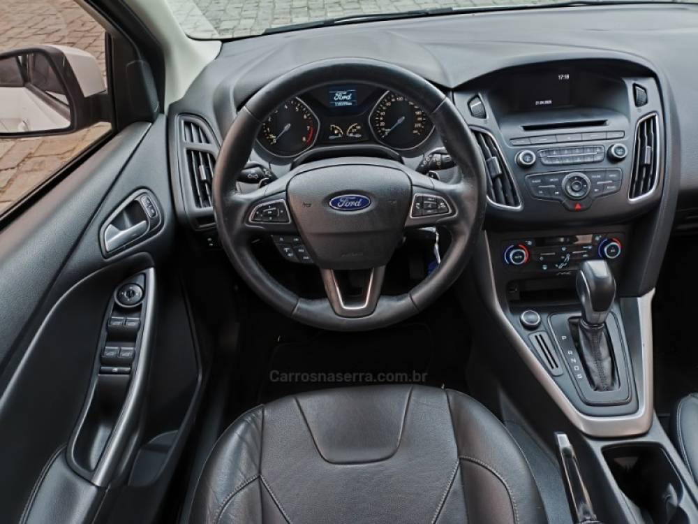 FORD - FOCUS - 2015/2016 - Branca - R$ 57.000,00
