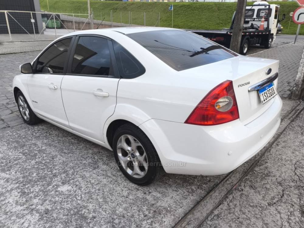 FORD - FOCUS - 2011/2012 - Branca - R$ 41.800,00