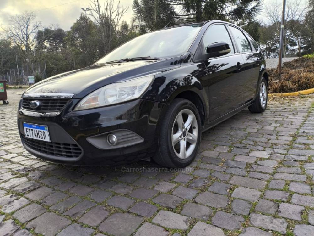 FORD - FOCUS - 2010/2011 - Preta - R$ 38.800,00