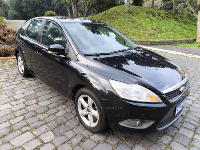FORD - FOCUS - 2010/2011 - Preta - R$ 38.800,00